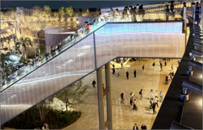 夜の大屋根リングエスカレーター